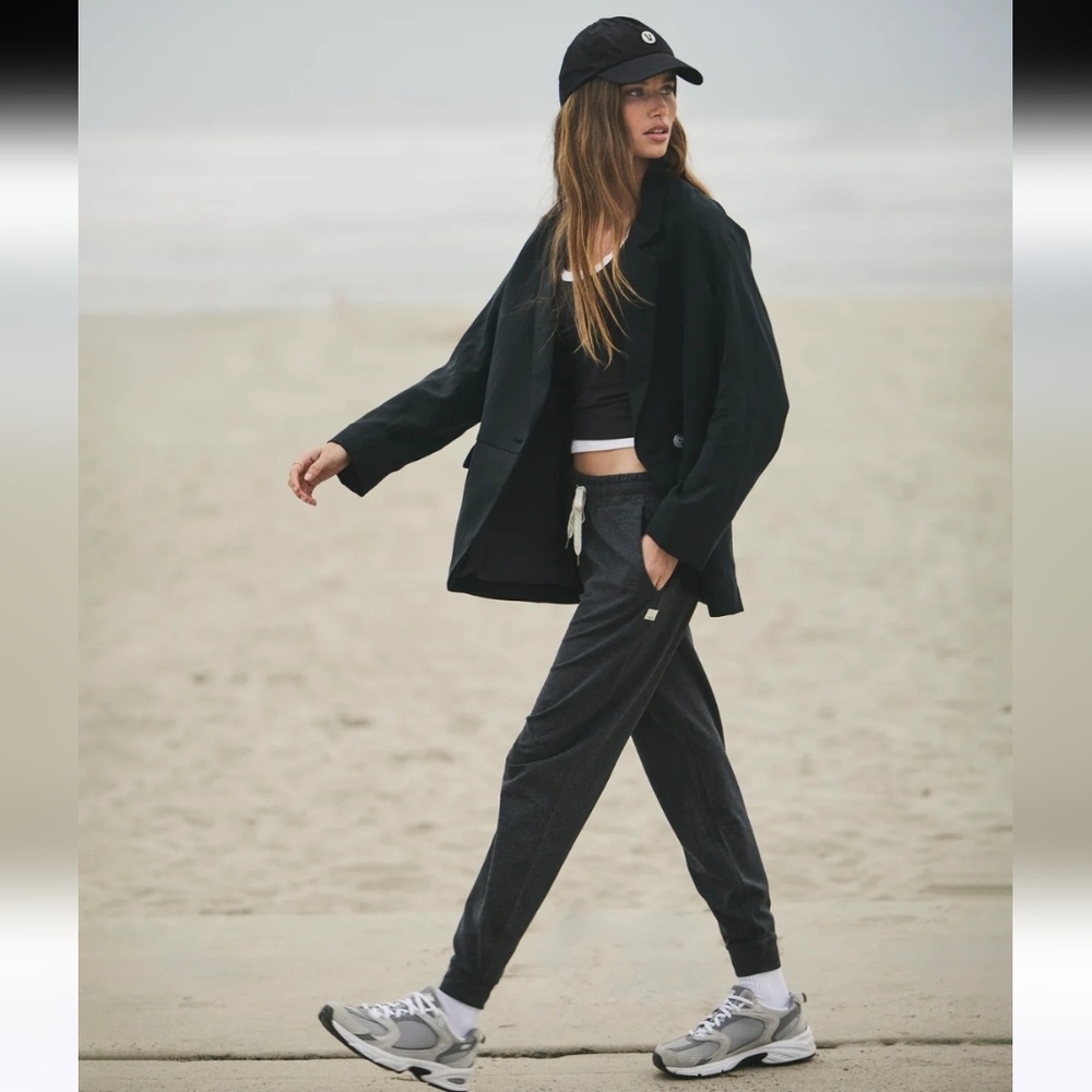 Vuori Performance Jogger In Charcoal Grey.